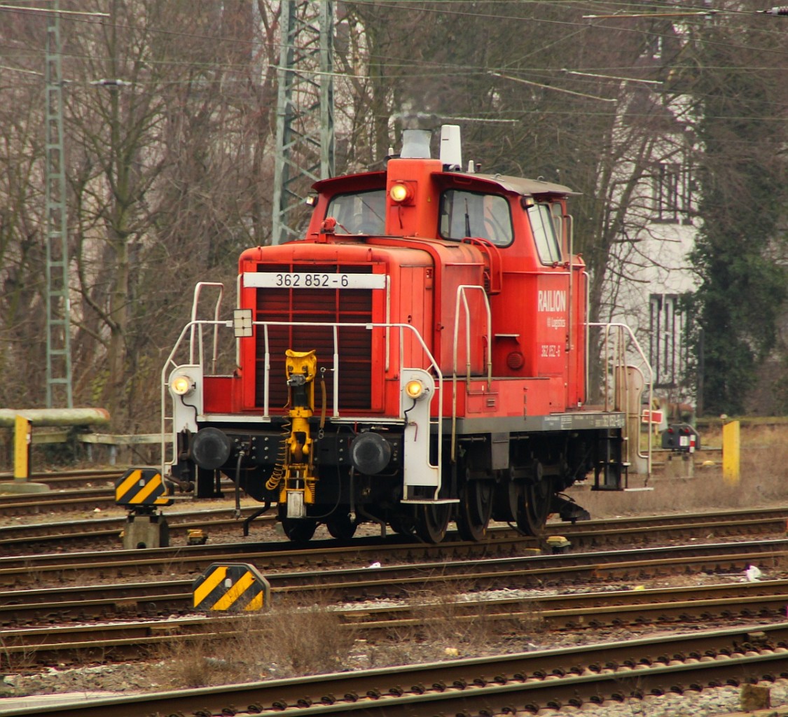 DB 362 852-6 brummt mit dem üblichen V60 Sound durch Bremen. Bremen Hbf 03.03.2012(üaVinG)