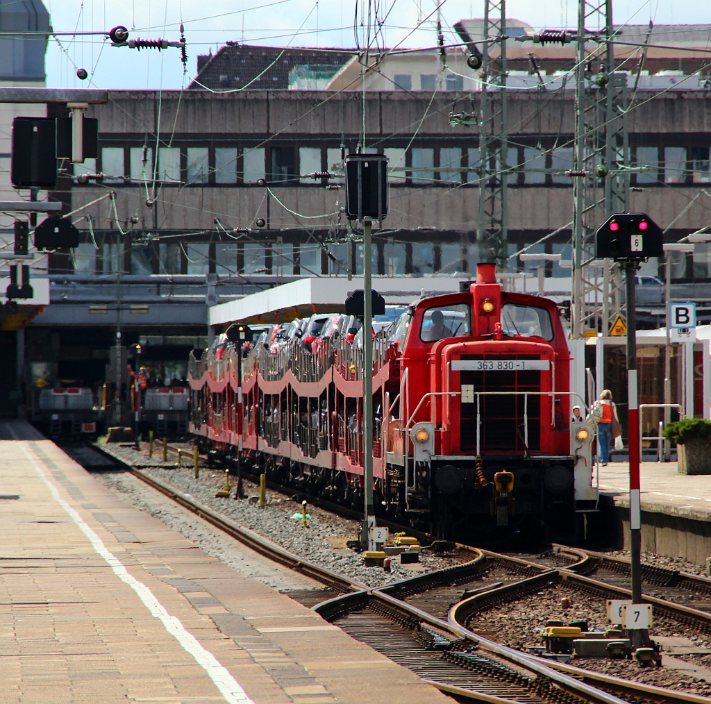 DB 363 830-1 rangiert hier die Autotransportwagen des AZ aus Verona im Bhf HH-Altona. 15.07.2012