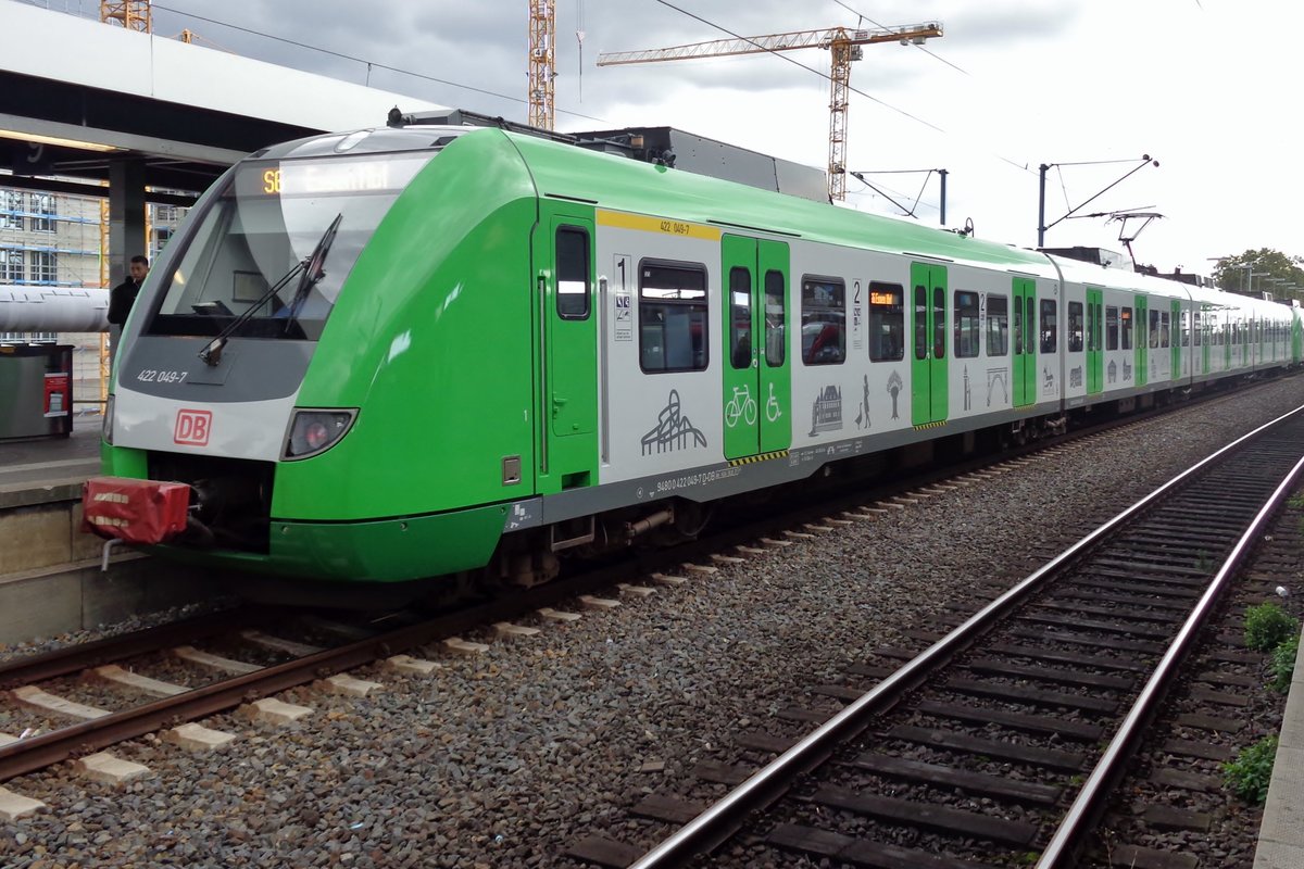 DB 422 049 hlt am 24 september 2018 in Kln Deutz.