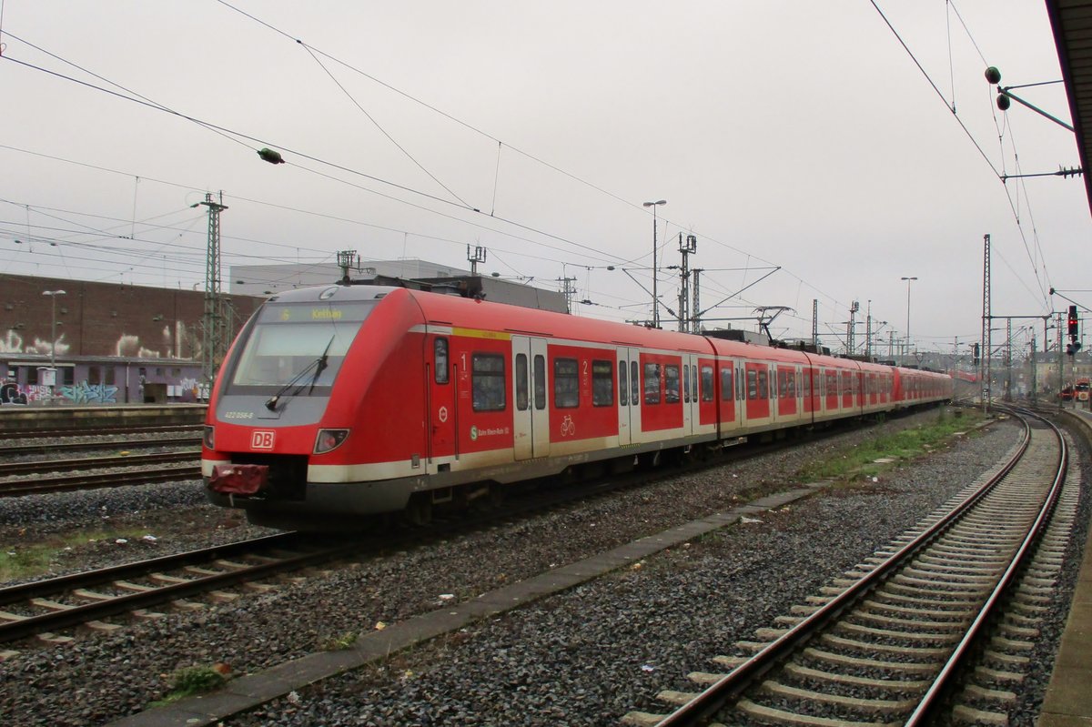 DB 422 058 verlsst am grauen Morgen von 30 Januar 2018 Dsseldorf Hbf. 