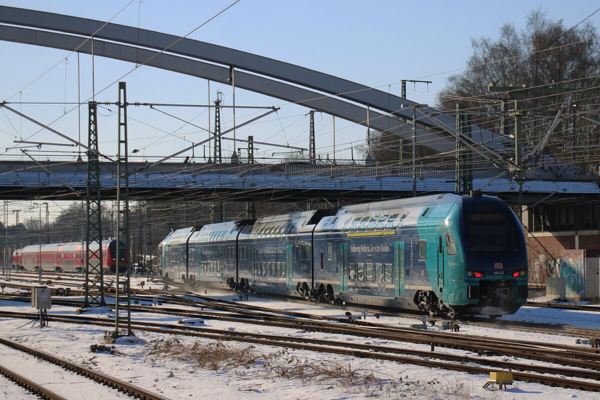 DB 445 123 verlasst Lübeck Hbf am 20 Februari 2026 als RE nach Hamburg Hbf.