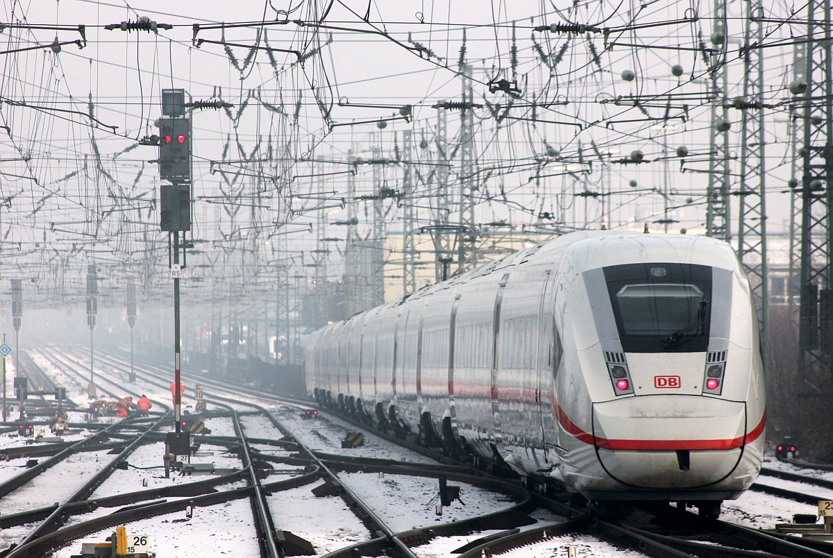 DB 5812 049 oder Tz 9049 mit REV/04.05.20 auf dem weg nach Kiel. Ausfahrt Neumünster 02.02.2021