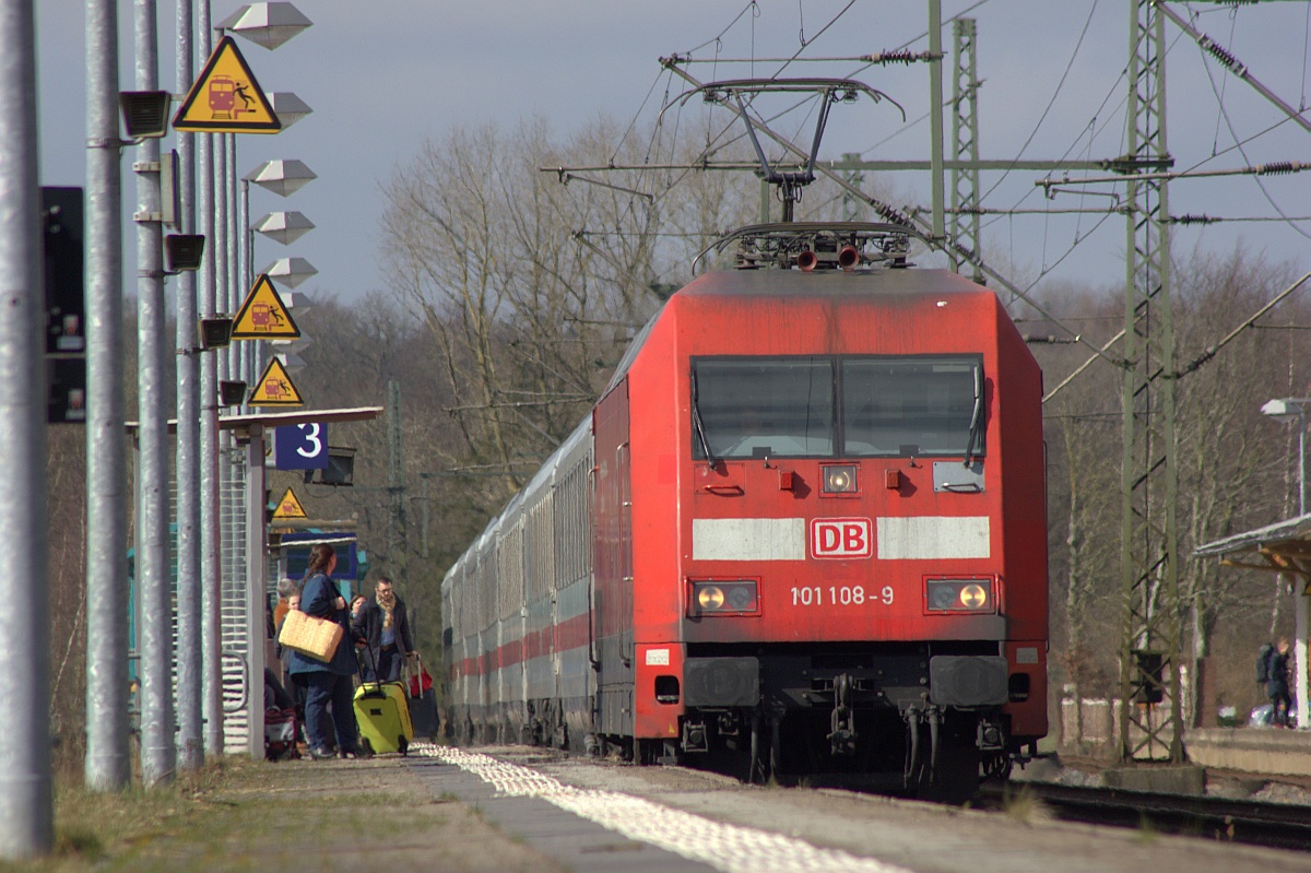 DB 6101 108-9 hat hier Einfahrt mit dem IC 2197 nach Köln. Schleswig 26.03.2017