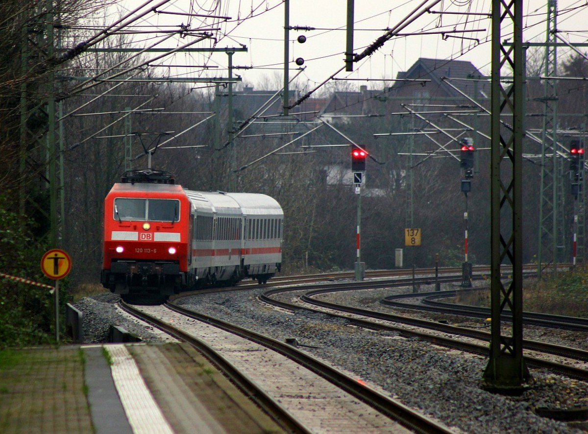 DB 6120 113-6 fährt hier mit dem Leerpark für den IC 1981 nach München durch Schleswig Richtung Flensburg. Schleswig 27.11.2015