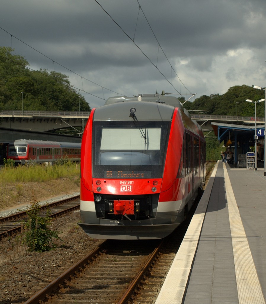 DB 648 461/961 aus Kiel kommend hat hier Einfahrt in den Flensburger Bahnhof. 10.08.2011