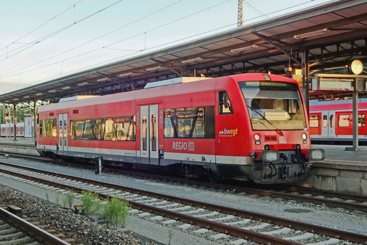 DB 650 023 wartet am 13 September das Abfahrtsignal ab in Plochingen.