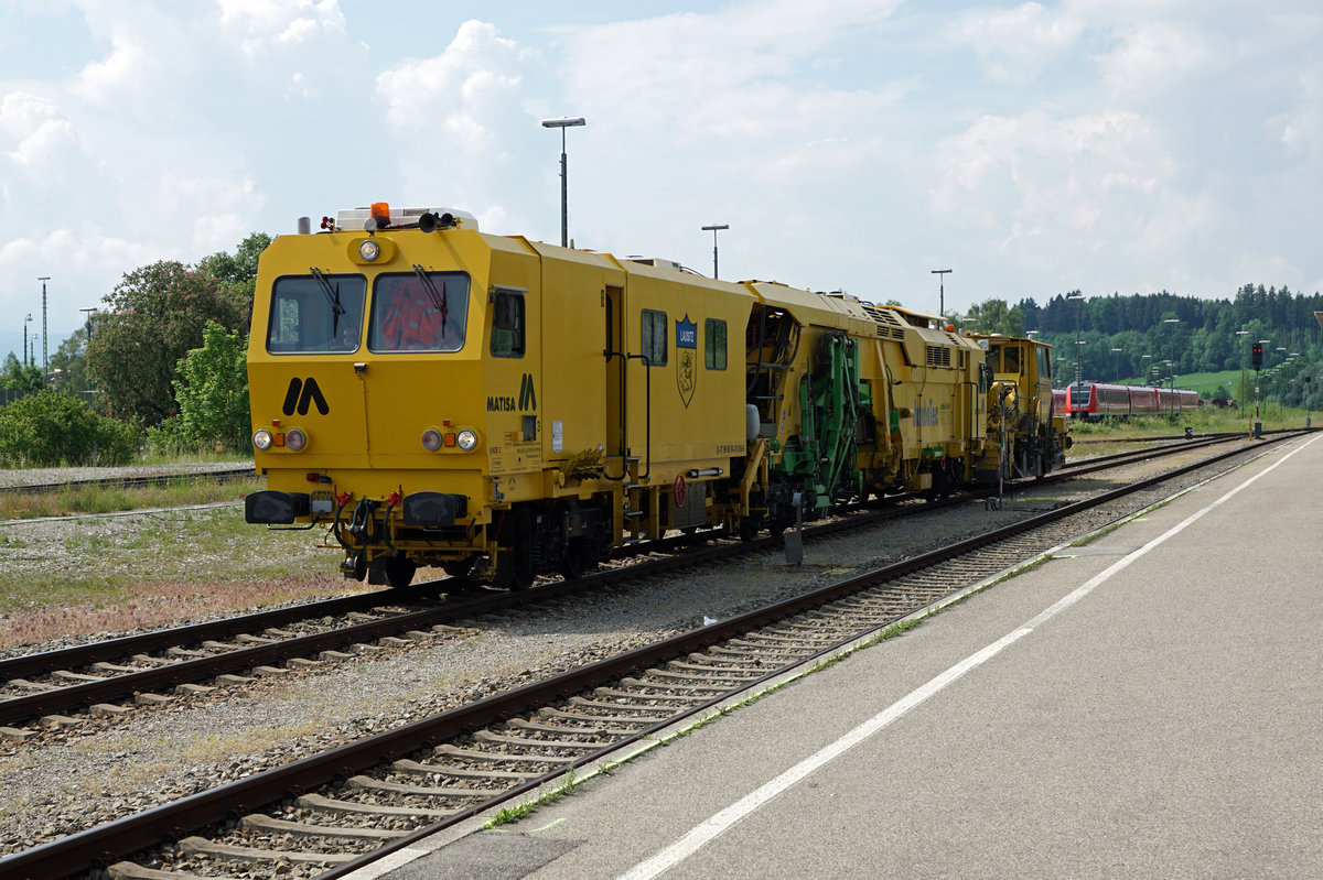 DB: Am 2. Juni 2017 konnten in Kempten innert kurzer Zeit gleich drei verschiedene Fahrzeuge des Bahndienstes auf der Fahrt fotografiert werden.
Foto: Walter Ruetsch