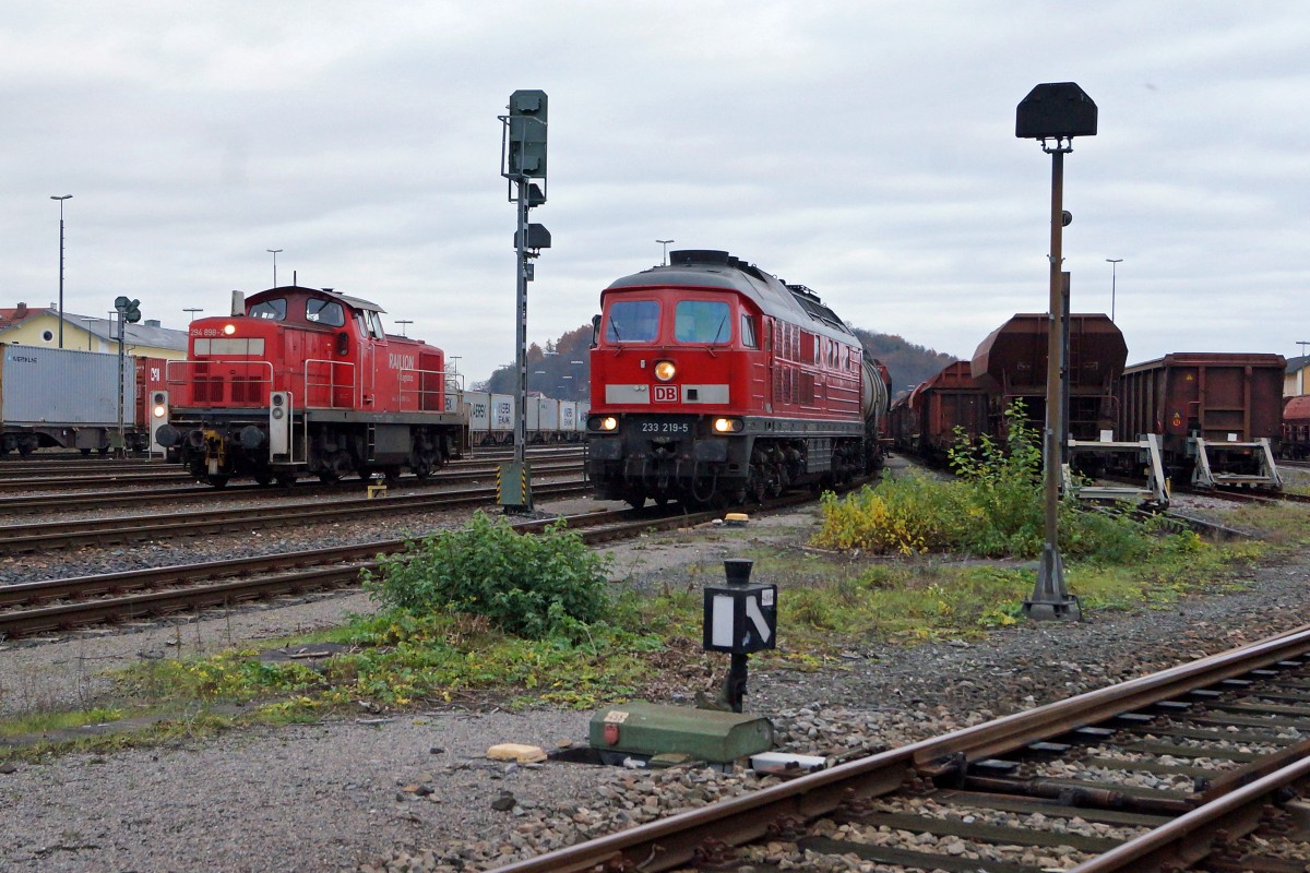 DB: Anlsslich einer Rangierfahrt der 294 898-2 von RAILION kam es im Rangierbahnhof Schwandorf am 20. November 2014 zu einer Begegnung mit einem fr die Abfahrt bereit stehenden Gterzug mit der 232 219-5. Trotz eingeschalteter Dieselmotoren musste dieser Gterzug noch sehr lange auf die Abfahrt warten.
Foto: Walter Ruetsch