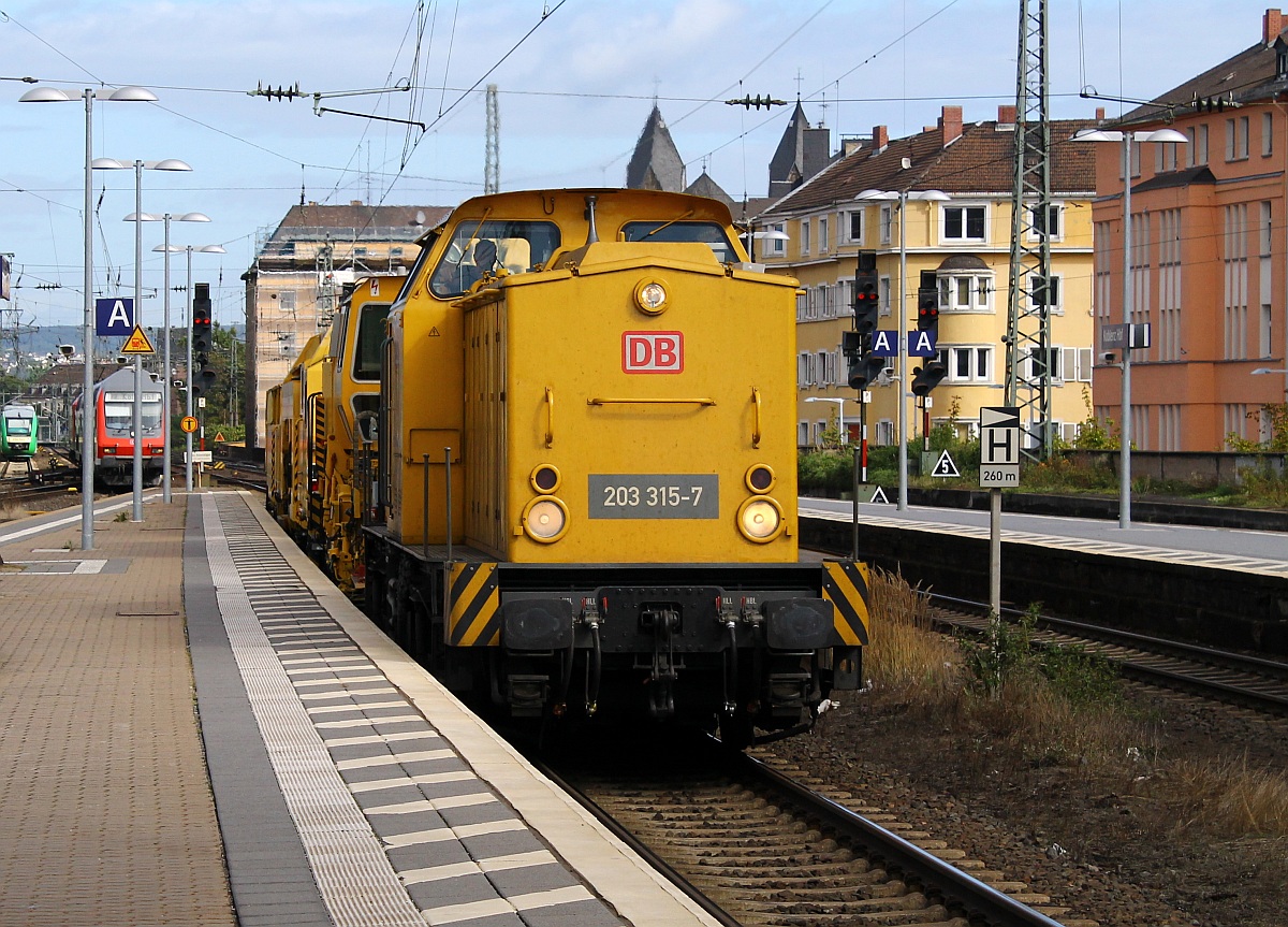 DB Bahnbau 203 315-7 dieselt hier mit einer Stopfmaschine durch den Hbf Koblenz. 16.09.2013