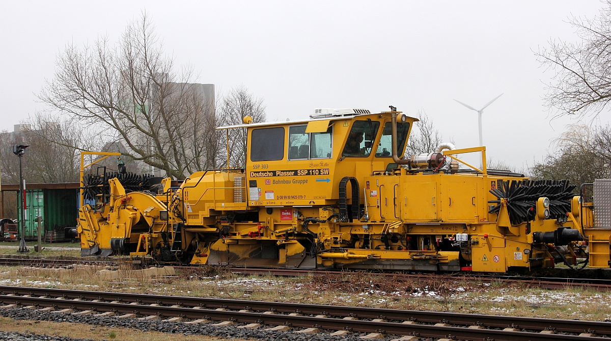 DB Bahnbau Gruppe SSP 303/ Deutsche Plasser SSP 110 SW 9980 9425 079-9  Harzer Roller  Husum Nord 11.04.2021