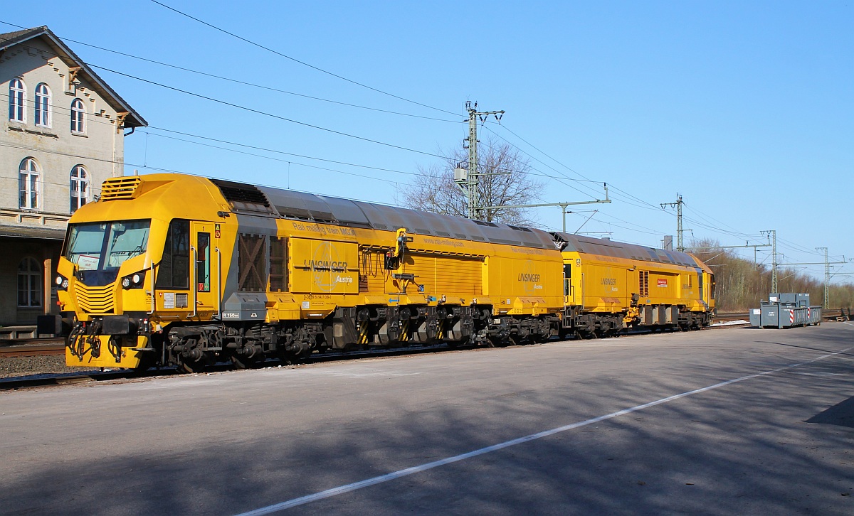 DB Bahnbau Schienenfräszug Linsinger Rail mailing train MG 31(Schweres Nebenfahrzeug D-DB 9980 9427 009-2, REV/Linsinger/02.01.2013, 183t)abgestellt an der Ladestrasse des Haltepunktes Jübek bei Schleswig. 18.04.2015