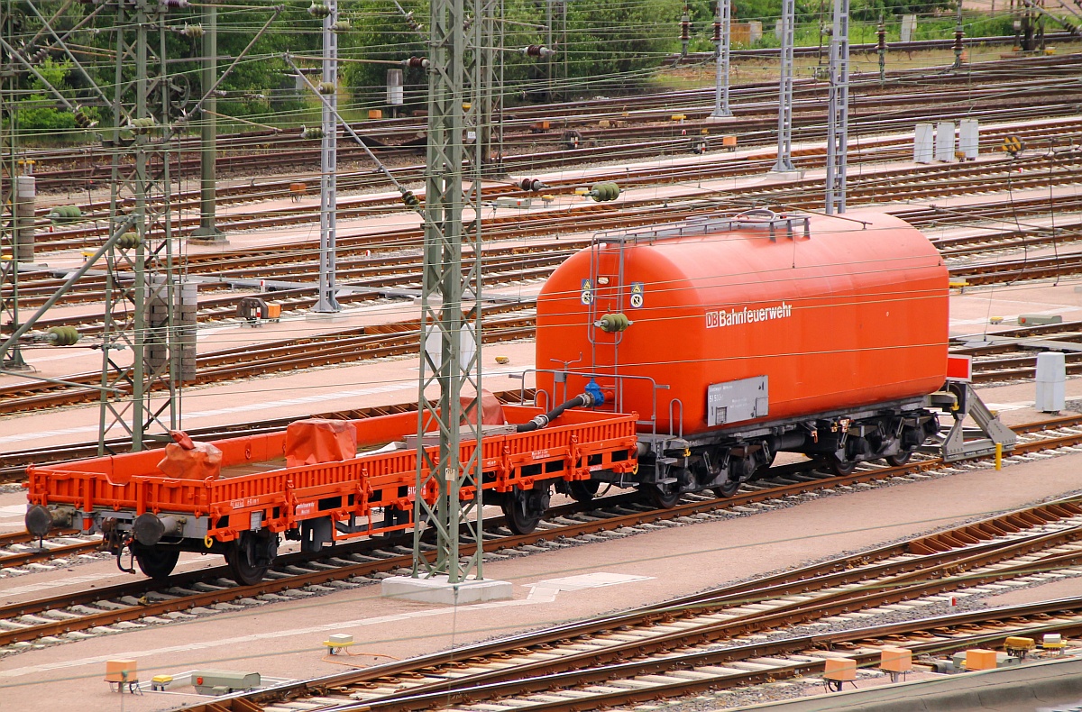 DB Bahnfeuerwehr Löschwagen 51 500-7(ex 80 80 977 2 002-9 Wagen für Öl und Teer 262 (später 259),ex DB Ksl 3932,Herst. Crede 1960/34317) und Schutzwagen 51 126-1 abgestellt im neugebauten Ausfahrbereich der Nord-Süd Trasse im/am Gbf Maschen. 29.05.2014