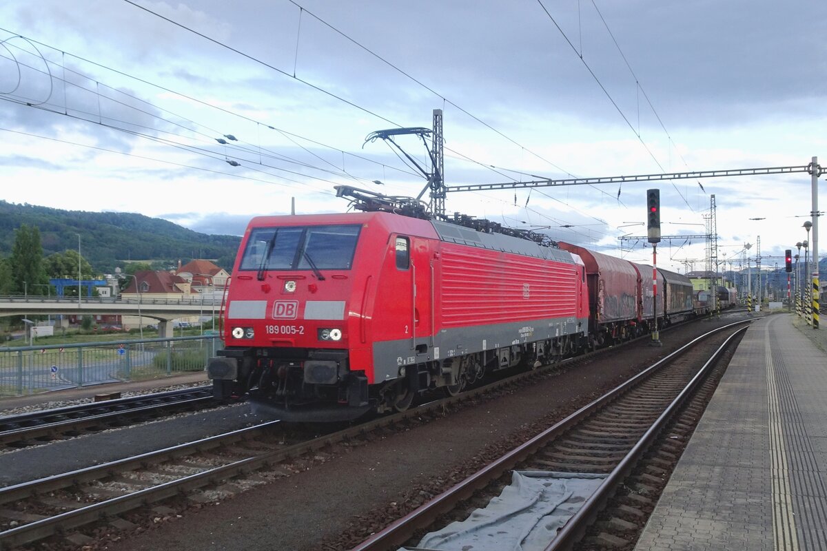 DB cargo 189 005 zieht ein Stahlzug aus deçin hl.n. nach Dresden am Abend von 20 Juni 2022.