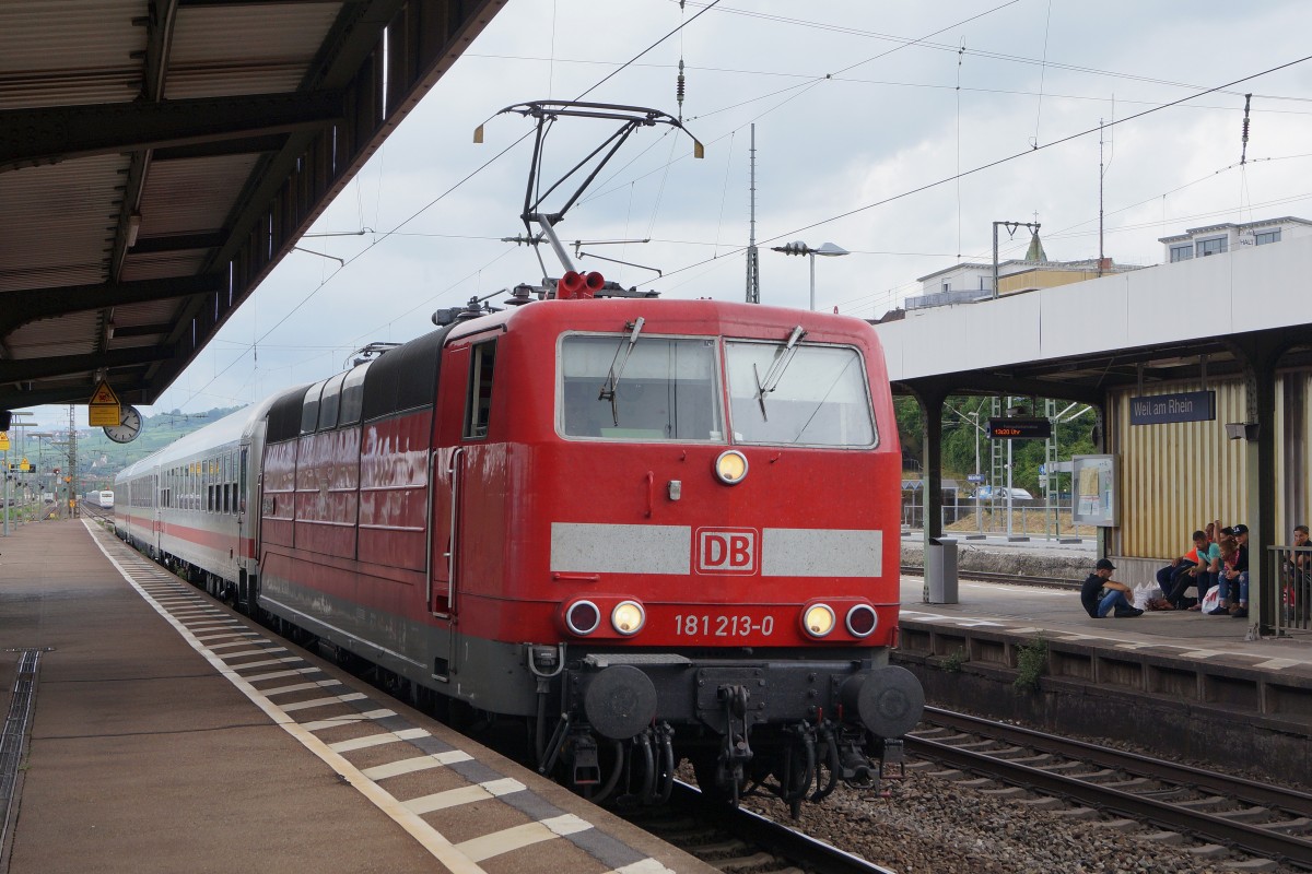 DB: Die 181 213-0 anlsslich der Bahnhofsdurchfahrt Weil am Rhein, aufgenommen am 23. Juli 2015.
Foto: Walter Ruetsch
