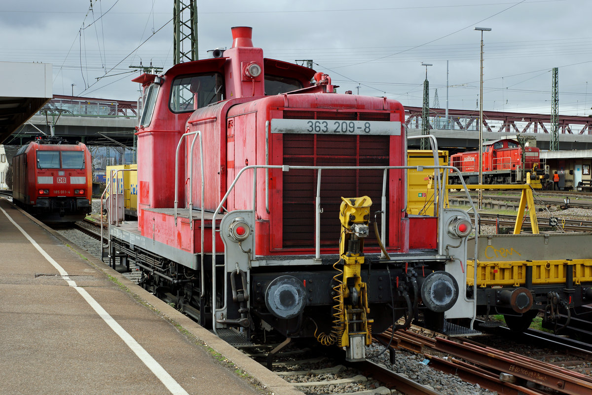 DB: Die 98 80 3 363 209-8 D-DB von DB Schenker Rail Deutschland AG Mannheim (Ansicht Seite Deutschland) auf der Dienstfahrt von Haltingen nach Basel Badischer Bahnhof bei einem Zwischenhalt in Weil am Rhein am 1. April 2016.
Foto: Walter Ruetsch