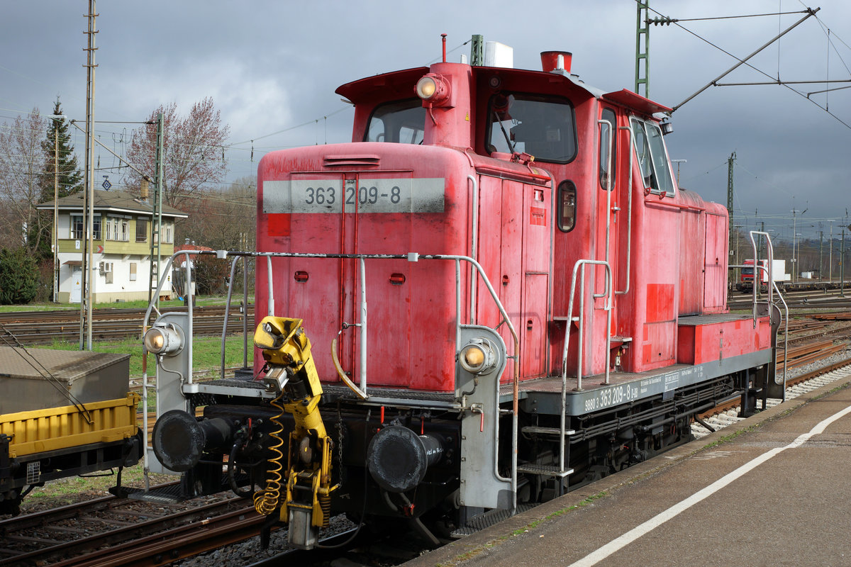 DB: Die 98 80 3 363 209-8 D-DB von DB Schenker Rail Deutschland AG Mannheim (Ansicht Seite Schweiz) auf der Dienstfahrt von Haltingen nach Basel Badischer Bahnhof bei einem Zwischenhalt in Weil am Rhein am 1. April 2016.
Foto: Walter Ruetsch