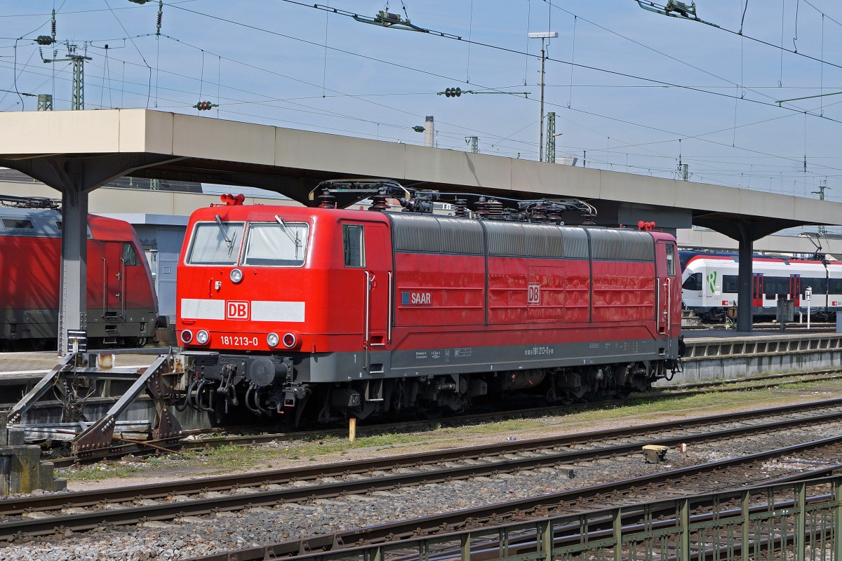 DB: Die DB 181 213-0 SAAR wartet am 10. April 2015 als seltener Gast auf dem Badischen Bahnhof Basel auf ihren nächsten Einsatz.
Foto: Walter Ruetsch