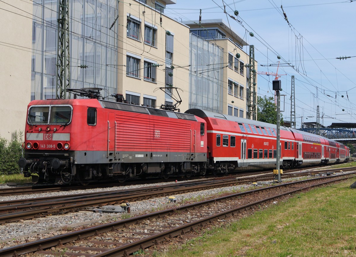 DB: Die Hllentalbahn im Schwarzwald ist eine Eisenbahnstrecke von Freiburg im Breisgau nach Donaueschingen. Auf dieser Strecke mit starken Steigungen werden Lokomotiven der Baureihe 143 (ehemals Deutsche Reichsbahn) eingesetzt. Bereits bei einer Zugsverstrkung um nur einem Wagen ist eine zustzliche Lokomotive erforderlich. Pendelzug mit Lokomotiven der BR 143 an beiden Enden bei der Ausfahrt aus dem Bahnhof Freiburg (Breisgau) am 28. Mai 2015. An der Spitze des Zuges ist die 143 308-5 eingereiht.
Foto: Walter Ruetsch   