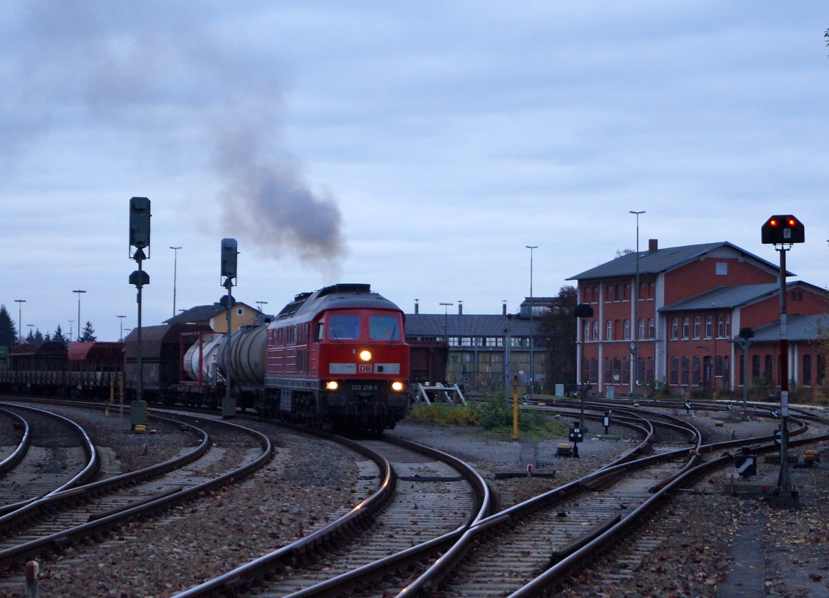 DB: Die lang ersehnte Bahnhofsausfahrt Schwandorf mit der 232 219-5 konnte am 20. November 2014 nur noch bei sehr schlechten Lichtverhltnissen auf dem Bilde verewigt werden.
Foto: Walter Ruetsch 