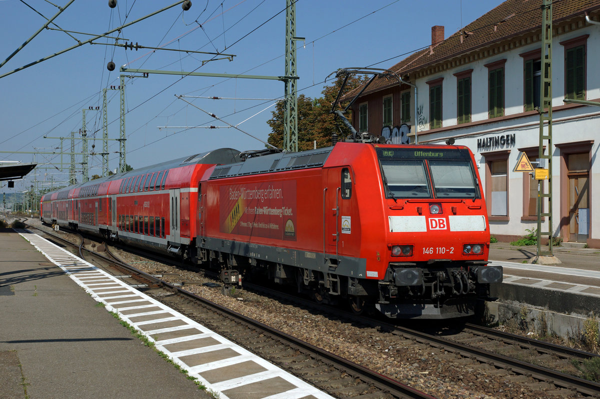 DB: Durch den Ausbau des Bahnhofs Haltingen auf vier Geleise bleibt kein Stein mehr auf dem andern. Das historische Bahnhofsgebäude, der alte Güterschuppen, die Brücken sowie die Dikrektverbindung zum Güterbahnhof fallen dem Umbau zum Opfer. Diverse Änderungen gibt es in Zukunft auch bei den Rollmaterialeinsätzen. Die Züge Basel-HB - Hamburg mit BR 101 und moderisierten Bpm 51-Wagen fallen weg und auch die  fotogenen N-Wagen-Züge  mit BR 111 sollen durch modernere Kompositionen ersetzt werden. Eventuell fahren auch schon bald die neuen ICE IV anstelle von den alten ICE I in die Schweiz. Die Bildserie vom 9. September 2016 dokumentiert noch einmal den Ist-Zustand, bevor die Bagger auffahren werden.
Foto: Walter Ruetsch  