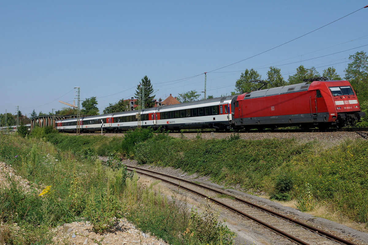 DB: Durch den Ausbau des Bahnhofs Haltingen auf vier Geleise bleibt kein Stein mehr auf dem andern. Das historische Bahnhofsgebäude, der alte Güterschuppen, die Brücken sowie die Dikrektverbindung zum Güterbahnhof fallen dem Umbau zum Opfer. Diverse Änderungen gibt es in Zukunft auch bei den Rollmaterialeinsätzen. Die Züge Basel-HB - Hamburg mit BR 101 und moderisierten Bpm 51-Wagen fallen weg und auch die  fotogenen N-Wagen-Züge  mit BR 111 sollen durch modernere Kompositionen ersetzt werden. Eventuell fahren auch schon bald die neuen ICE IV anstelle von den alten ICE I in die Schweiz. Die Bildserie vom 9. September 2016 dokumentiert noch einmal den Ist-Zustand, bevor die Bagger auffahren werden.
Foto: Walter Ruetsch  