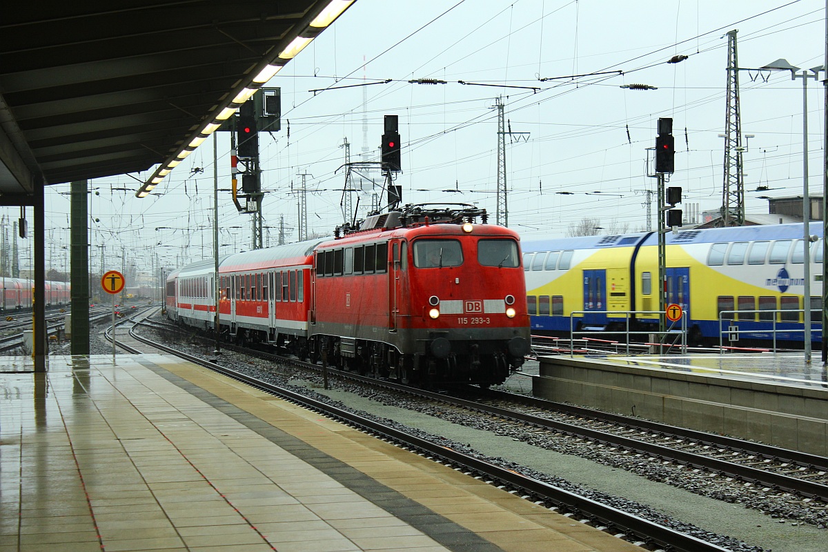 DB E 10 293/115 293-3 rollt hier am 03.12.2011 mit einem Pbz durch den Bremer Hbf.