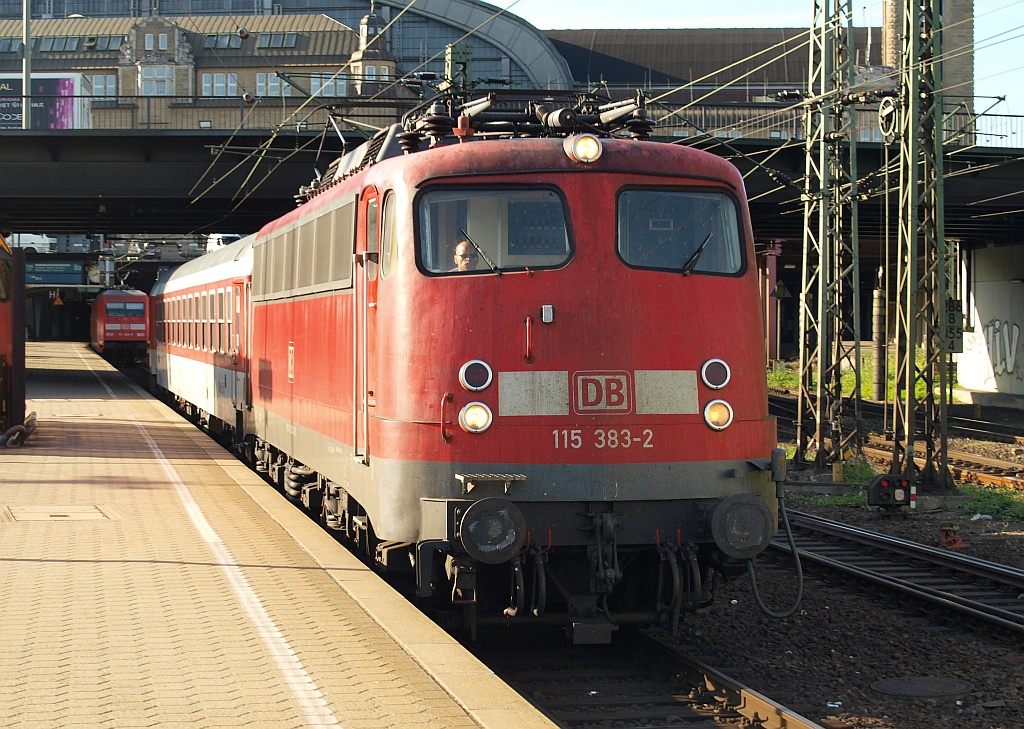 DB E 10 383/115 383-2 verlässt hier HH-Hbf Richtung HH-Altona mit einem Az am Haken. 03.06.11