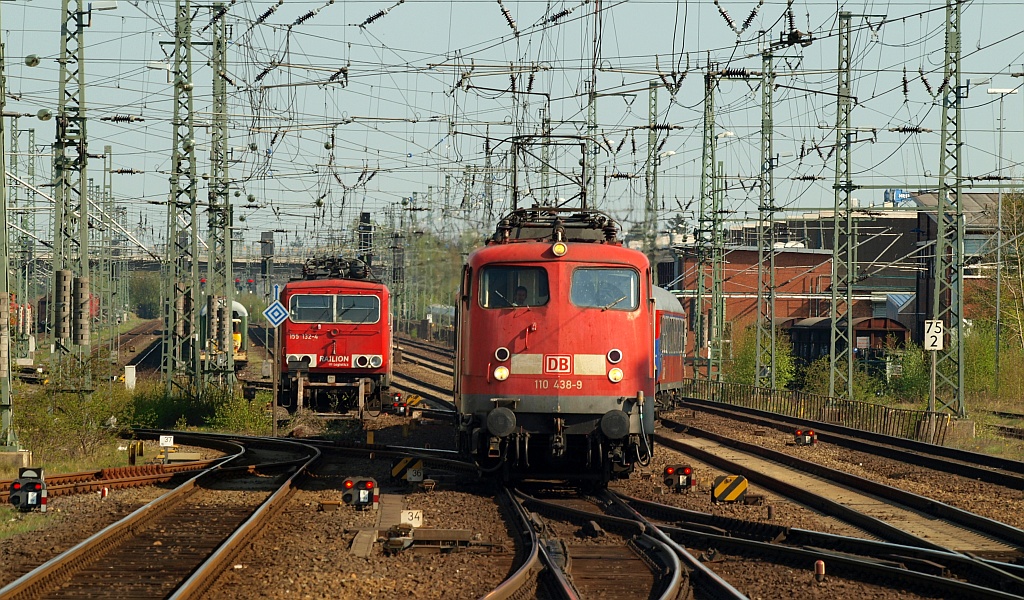 DB E 10 438/110 438-9 fährt hier mit dem DZ 2701 aus Kiel kommend durch Neumünster. 21.04.2011