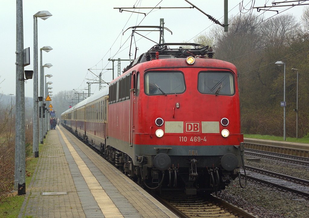 DB E 10 469/110 469-4(DB Regio NRW GmbH Dortmund,REV/LDX/13.2.06, Verl./EDOB/09.01.13)durfte sich am 08.4.12 in die Liste der Zugloks des IC 2410/2417 Hanseat(oder wie er bei DSO genannt wird IC 79)einreihen. Gruß an den Tf und seinen Begleiter ! 