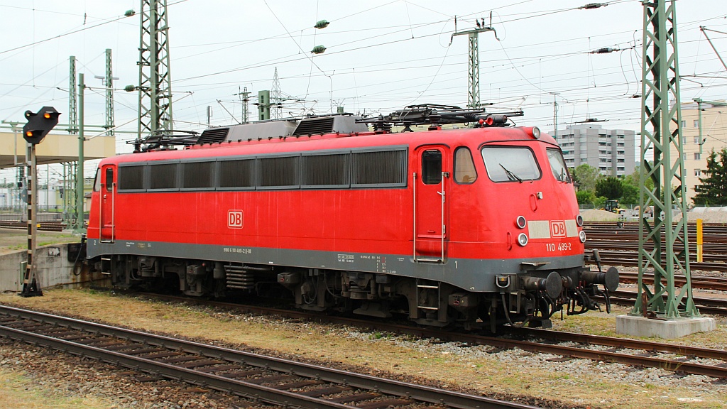 DB E 10 489/110 489-2 abgestellt im Bhf Basel Bad. 01.06.12