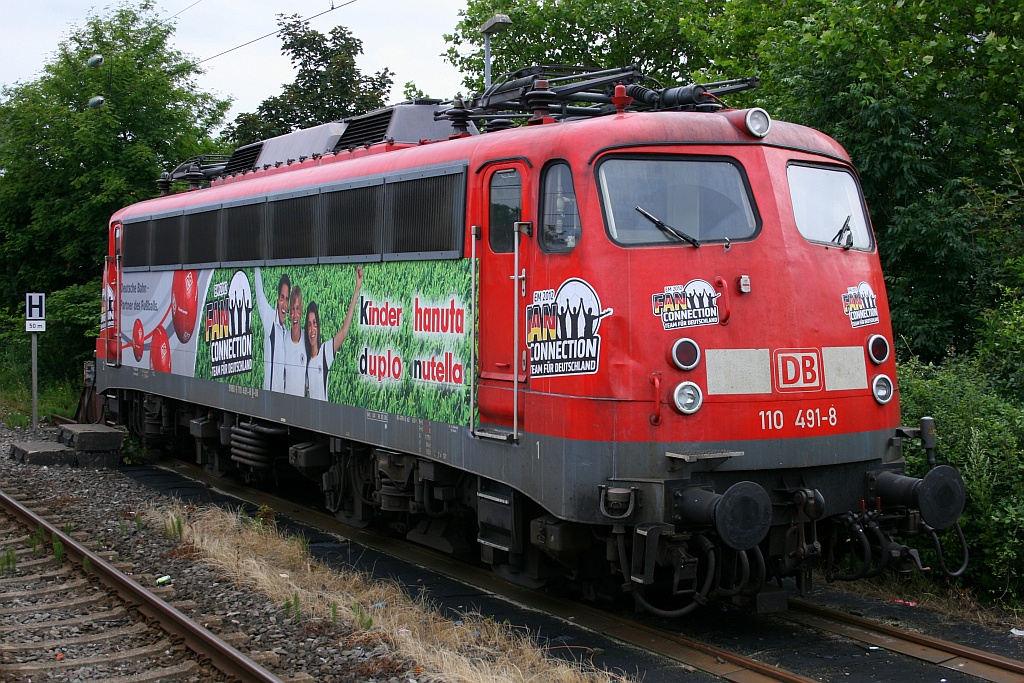 DB E 10 491/110 491-8  Fan-Collection  steht hier leicht verbeuelt im Bahnhof von Neumünster. 13.07.12