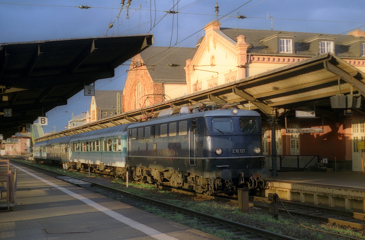 DB E10 121 mit Regionalzug aufgenommen am Abend des 13.04.2001 im Bhf Gießen. (Bearb: M.Steiner, (C) D.Schikorr)