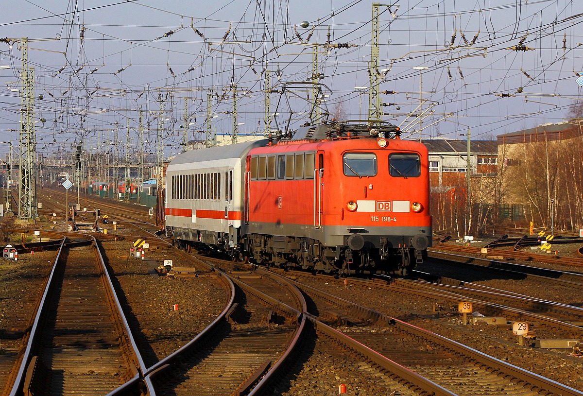 DB E10 198/ 115 198-4 verlässt hier mit dem PbZ 2455(Neumünster Gbf - Hamburg-Langenfelde) Neumünster Richtung Hamburg. 17.02.2016