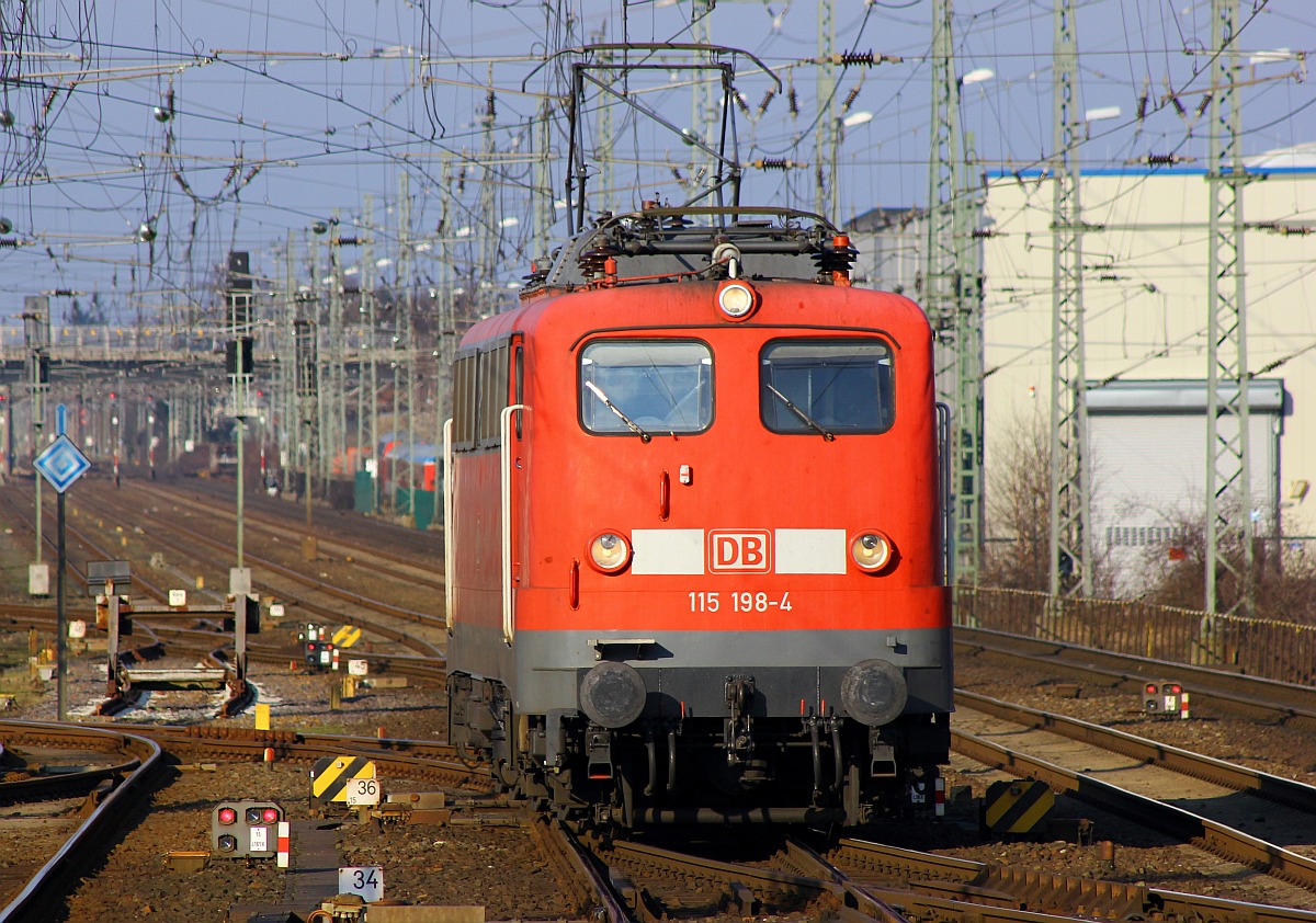 DB E10 198/6115 198-4 auf dem Weg in den Gbf Neumünster umd dort die Wagen für den PbZ nach Hamburg-Langenfelde zu übernehmen. Neumünster 17.02.2016