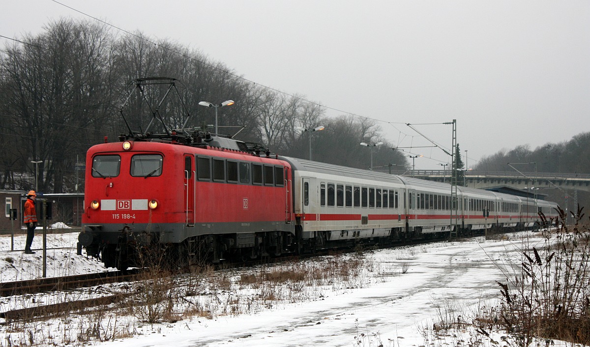 DB E10 198/6115 198-4 stellt den IC 2197 nach Köln bereit. Flensburg 24.01.2016