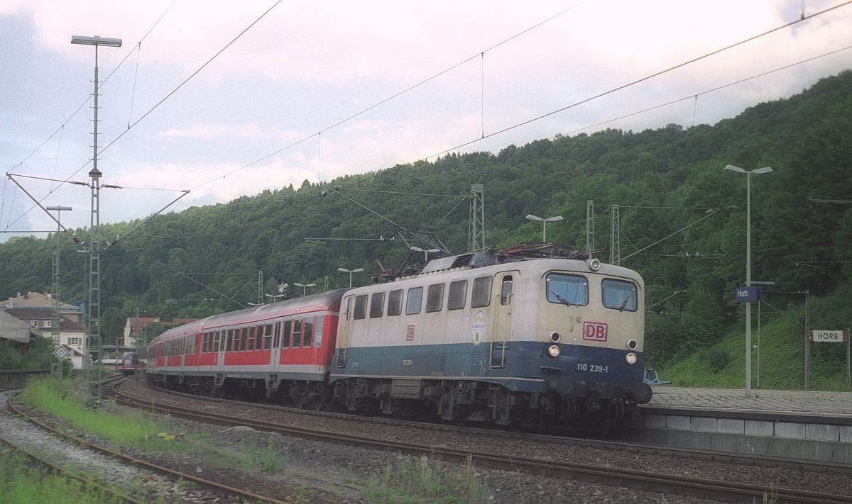 DB E10 239 / 110 239-1, gebaut 1962 als E10 1239 mit Vmax 150/160 km/h, hier aufgenommen in Horb am 07.08.2002 (D.S) 