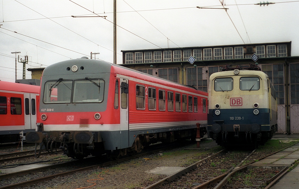 DB E10 239 (heute unterwegs als E10 1239  Rheingold ) in beige/grün neben dem inzwischen nicht mehr existierenden VT 627 008-6 aufgenommen im Zuge einer Besichtigung am 15.04.2000 im Bw Tüblingen. (Bearb: M.Steiner, (C) D.Schikorr)