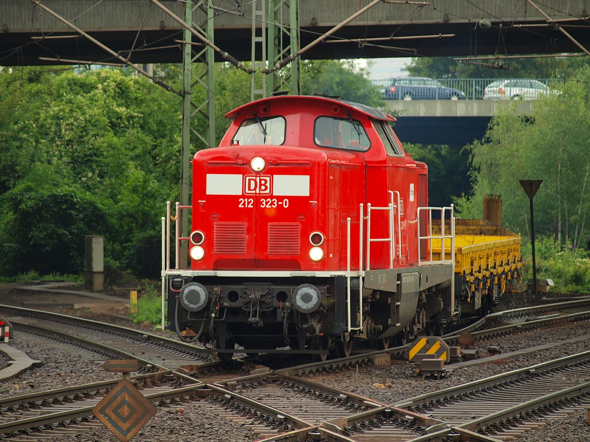 DB Fahrwegdienste 212 323-0(MaK 1000370) brummt hier gemütlich durch Hamburg-Harburg. 08.07.2011