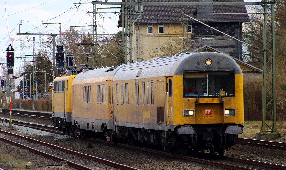 DB Fahrwegmessung Messzug mit 721 201/ 99 80 93-60 009-1 Dienst mzf 721.2 (ex  61 80 30-90 002-0  ABwümz 227 > ex  61 80 30-70 002-4  ABvmz 227 > ex  61 80 99-91 002-4  Dienstmzf 321 > ex  63 80 99-94 002-2  Dienstmzf 321 > ex  97 86 21 401 17-0  BA 321 201) , 99 80 93-60 001-8 Messwagen 327.0 (ex 73 81 88-95 002-1 A-ÖBB WRmz, ex 73 80 88-95 038-6 WRmz 137) und DB 111 059-2 (REV/LD X/16.12.19) auf dem Weg nach Flensburg aufgenommen in Jübek am 30.03.2022