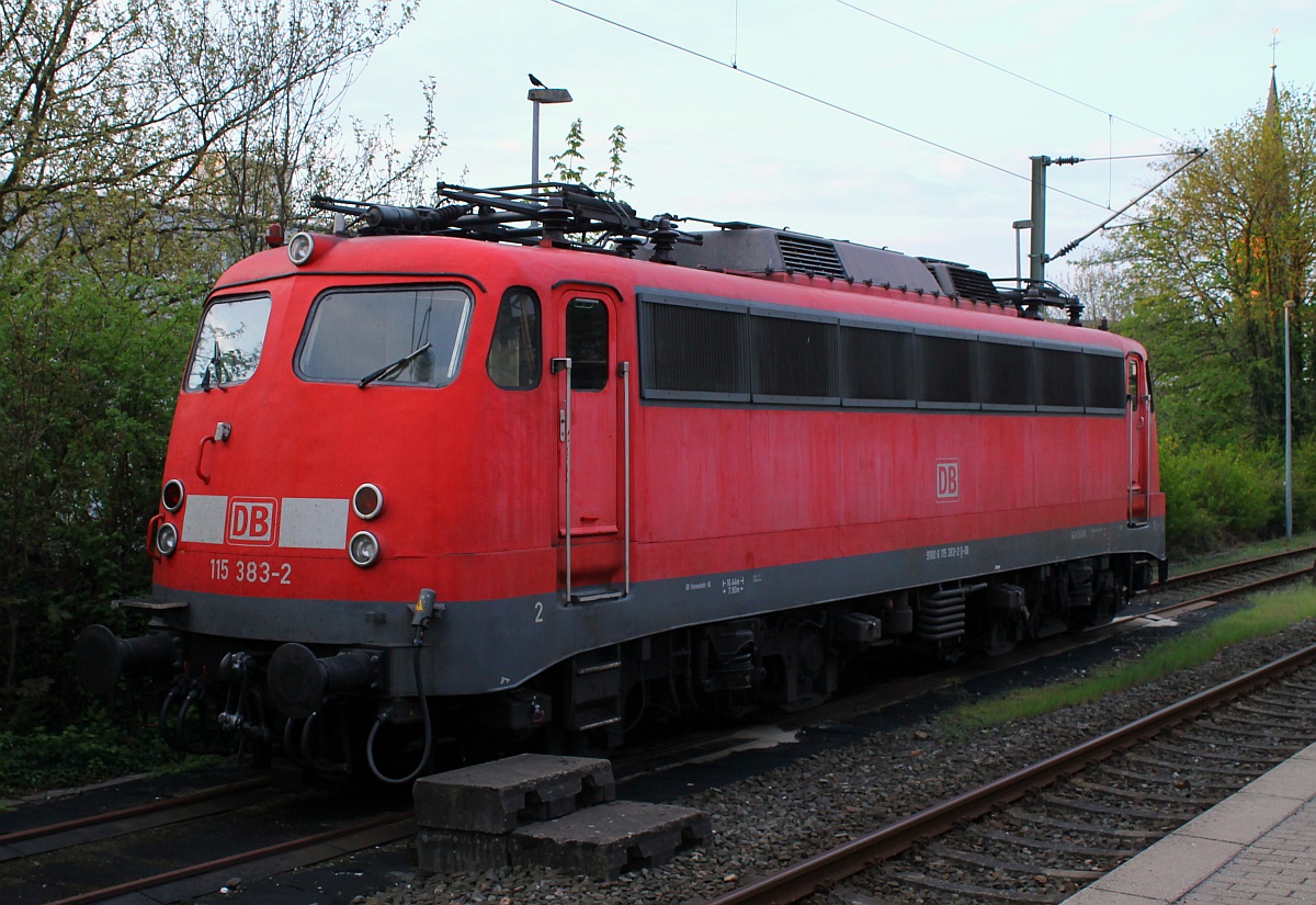 DB Fernverkehr E10 383/ 115 383-2(Unt/BRGB1/16.07.09) stand gestern morgen abgestellt in Neumünster auf dem üblichen  Parkplatz . 09.05.2015