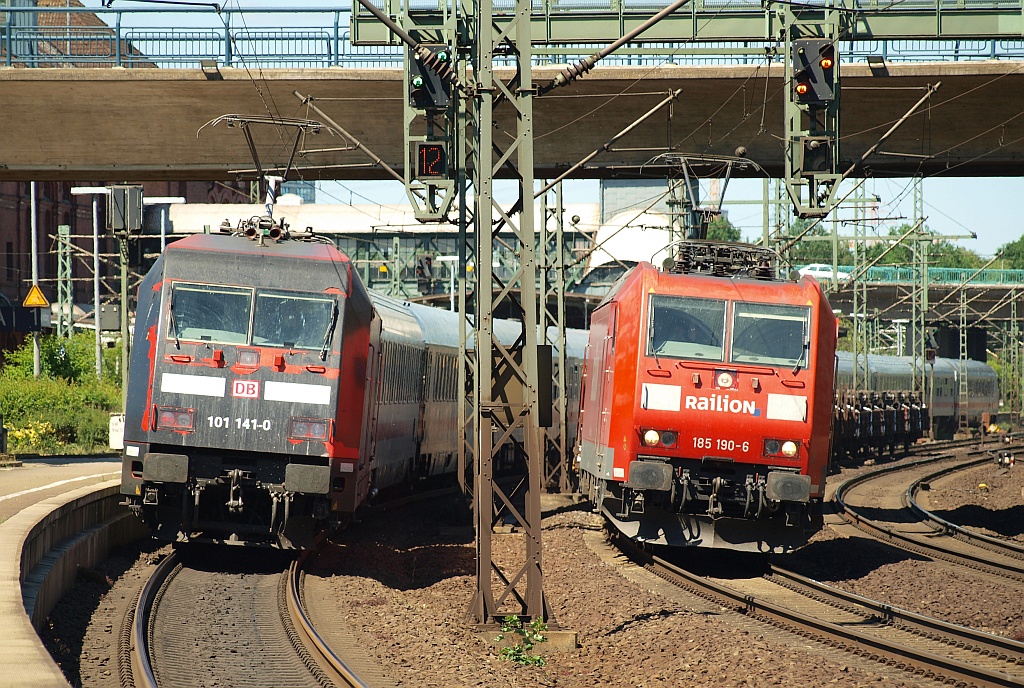 DB Flickenteppich 101 141-0 als Schublok eines unbekannten IC's und die 185 190-6 mit einem Drahtrollentransport beim  Treffen  in HH-Harburg. 03.06.2011