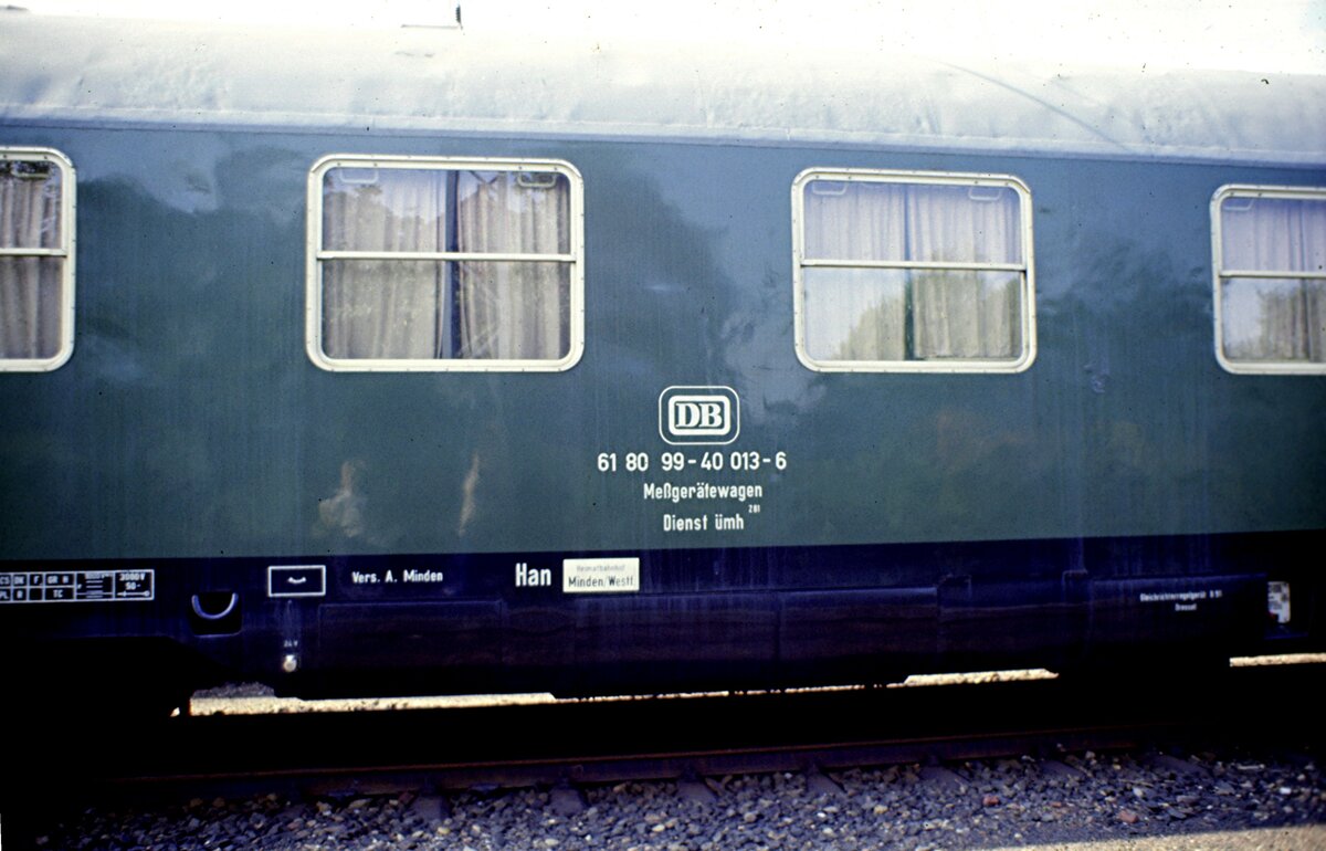 DB Messger�tewagen 61 80 99-40 013-6 Dienst �mh 281 der Bundesbahnversuchsanstalt Minden in M�nchen-Freimann am 26.06.1982.