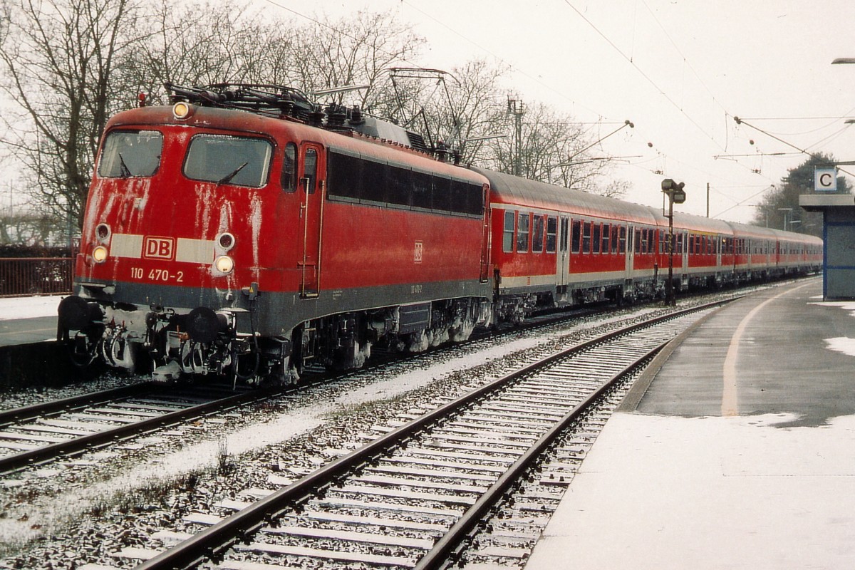 DB: N-Wagenpendelzug auf der Fahrt nach Konstanz mit der 110 470-2 bei einem Zwischenhalt in Radolfzell im Februar 2004.
Foto: Walter Ruetsch 