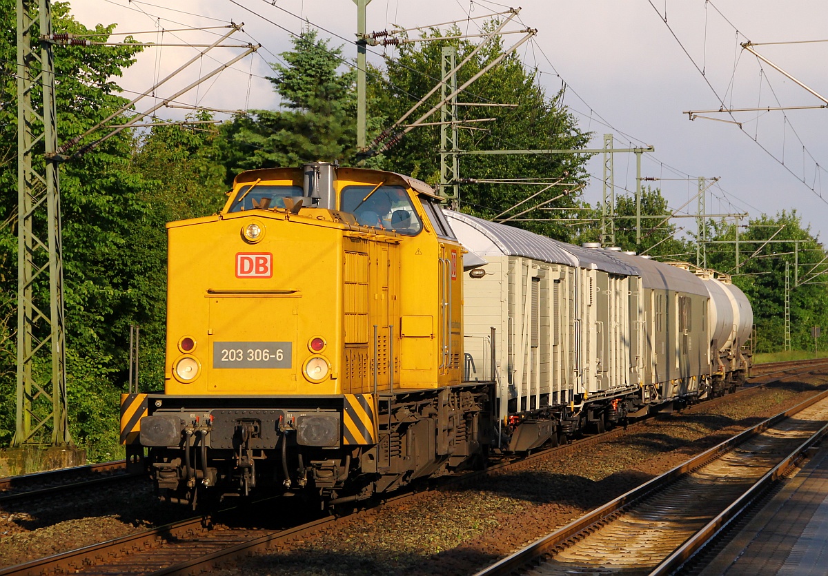 DB Netz 203 306-6 mit dem Bayer Unkrautvernicher als Bauz 24939 beim Halt in Schleswig, in wenigen Minuten geht die Fahrt nach Flensburg mit Vmax 50km/h weiter. Schleswig 05.06.2014