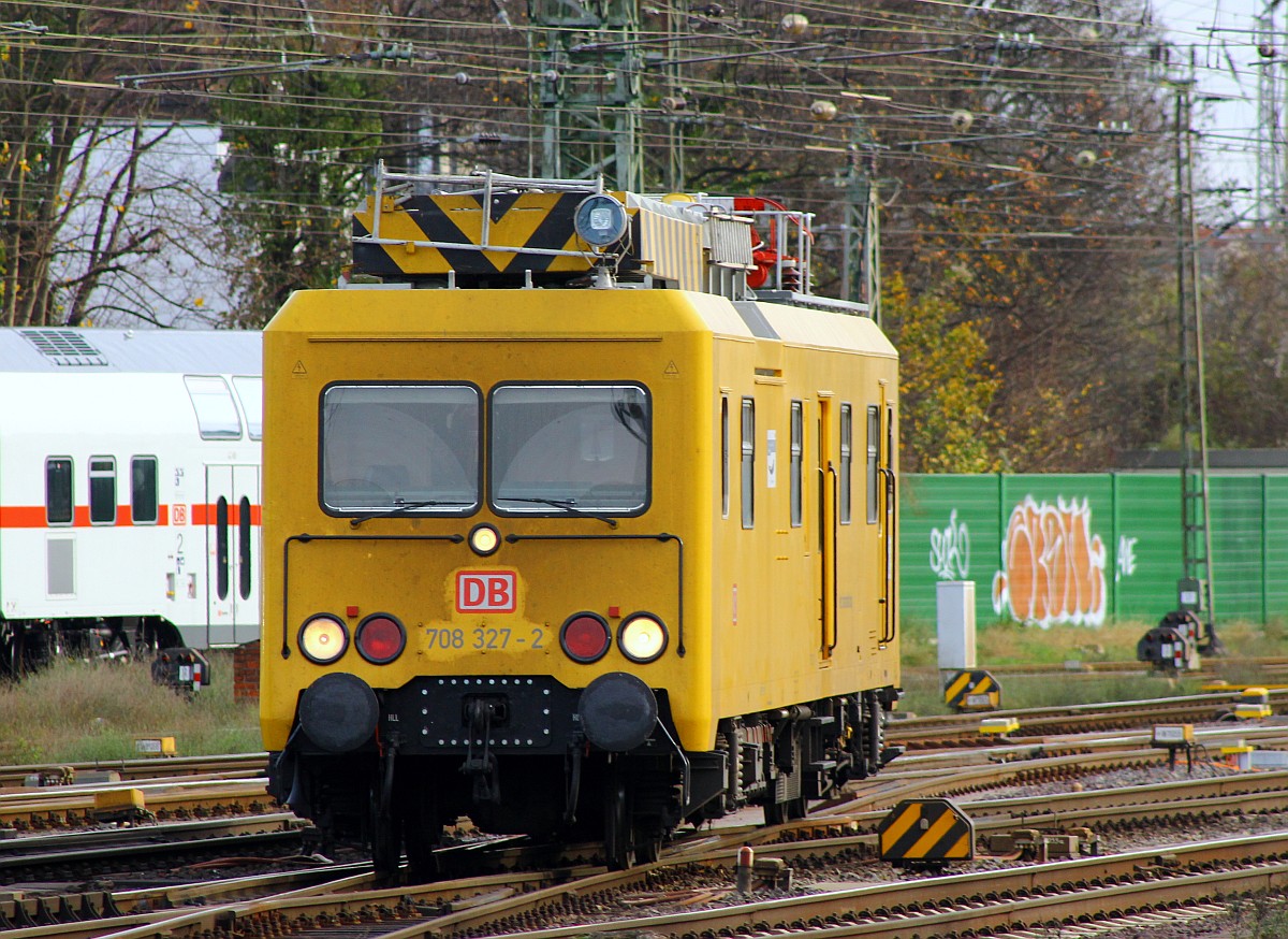 DB Netz 9708 327-2 dieselt hier nach erledigter Arbeit langsam durch den Bremer Hauptbahnhof und fuhr dann in die Abstellung. 20.11.2015