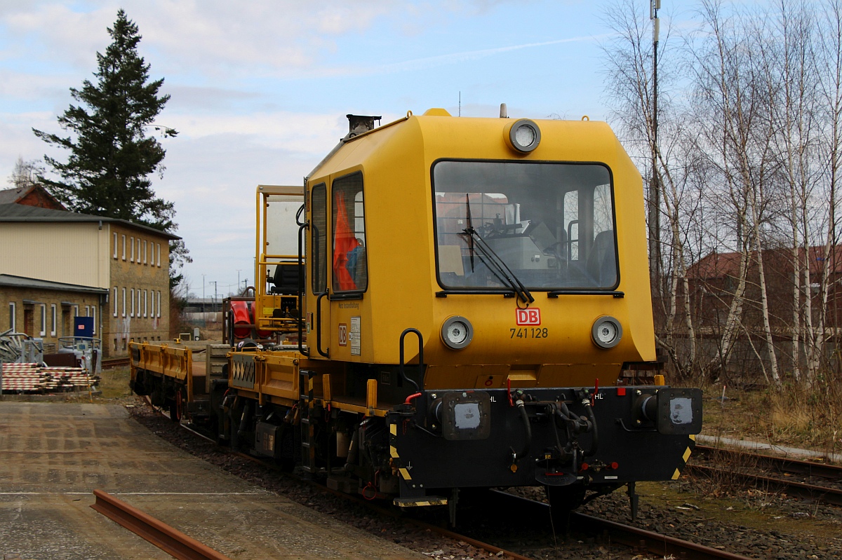 DB Netz Instandhaltung GAF 100 R 741.128 ( 99 80 9420 034-7) mit Gleiskraftwagenanhänger H27 KE ( 99 80 9750 345-7) abgestellt im Gbf Neumünster. 19.03.2023 DB Netz Instandhaltung GAF 100 R 741.128 ( 99 80 9420 034-7) mit Gleiskraftwagenanhänger H27 KE ( 99 80 9750 345-7) abgestellt im Gbf Neumünster. 19.03.2023