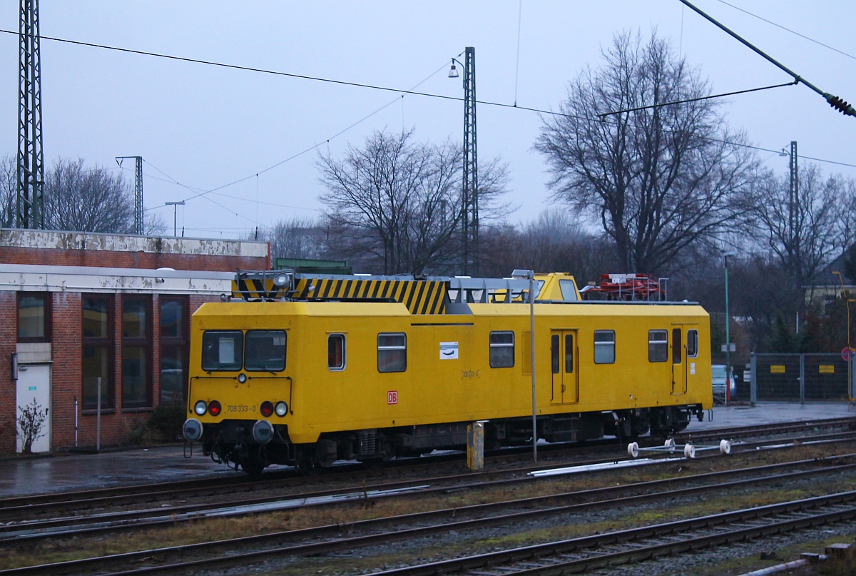 DB Netz Instandhaltung ORT 708 333-0 abgestellt am Bh Eidelstedt in Hamburg(Aufnahme aus dem Zug). 21.02.2015