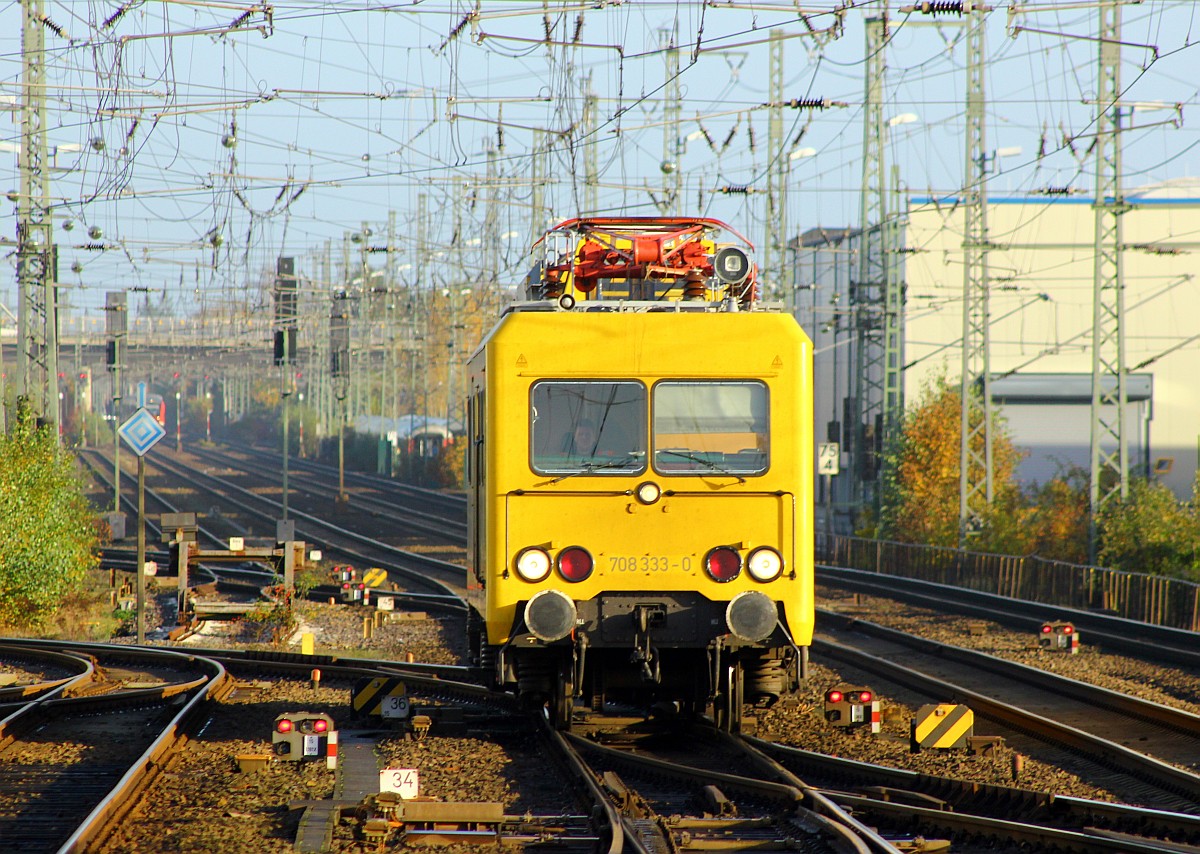 DB Netz ORT 708 333-0 verlässt Neumünster Richtung Hamburg. 23.10.2015