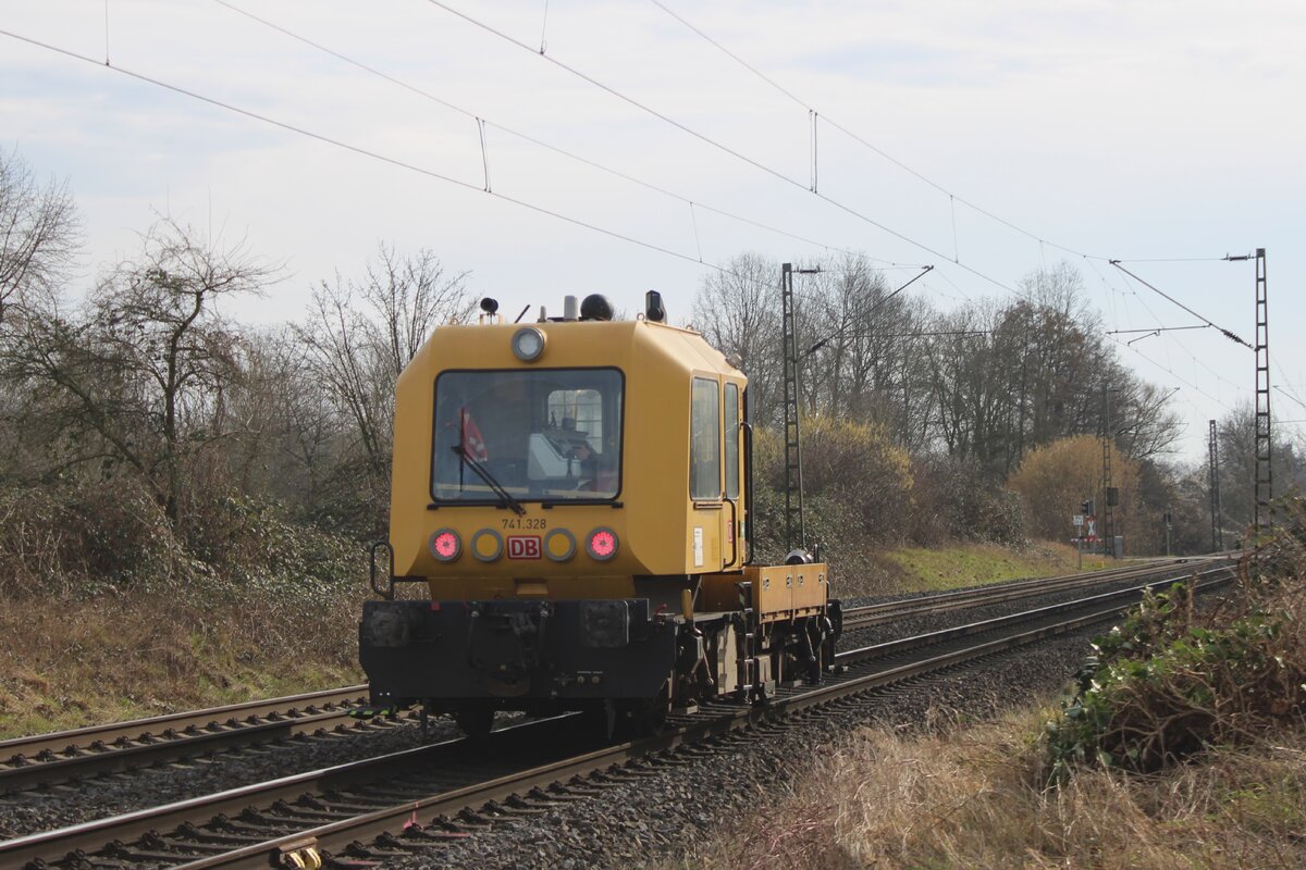 DB Netz/Infrago 741 328 knttert bei Kaarst der auf einem offenbarer Stelle stehender Fotograf vorbei am 21 Februar 2025.
