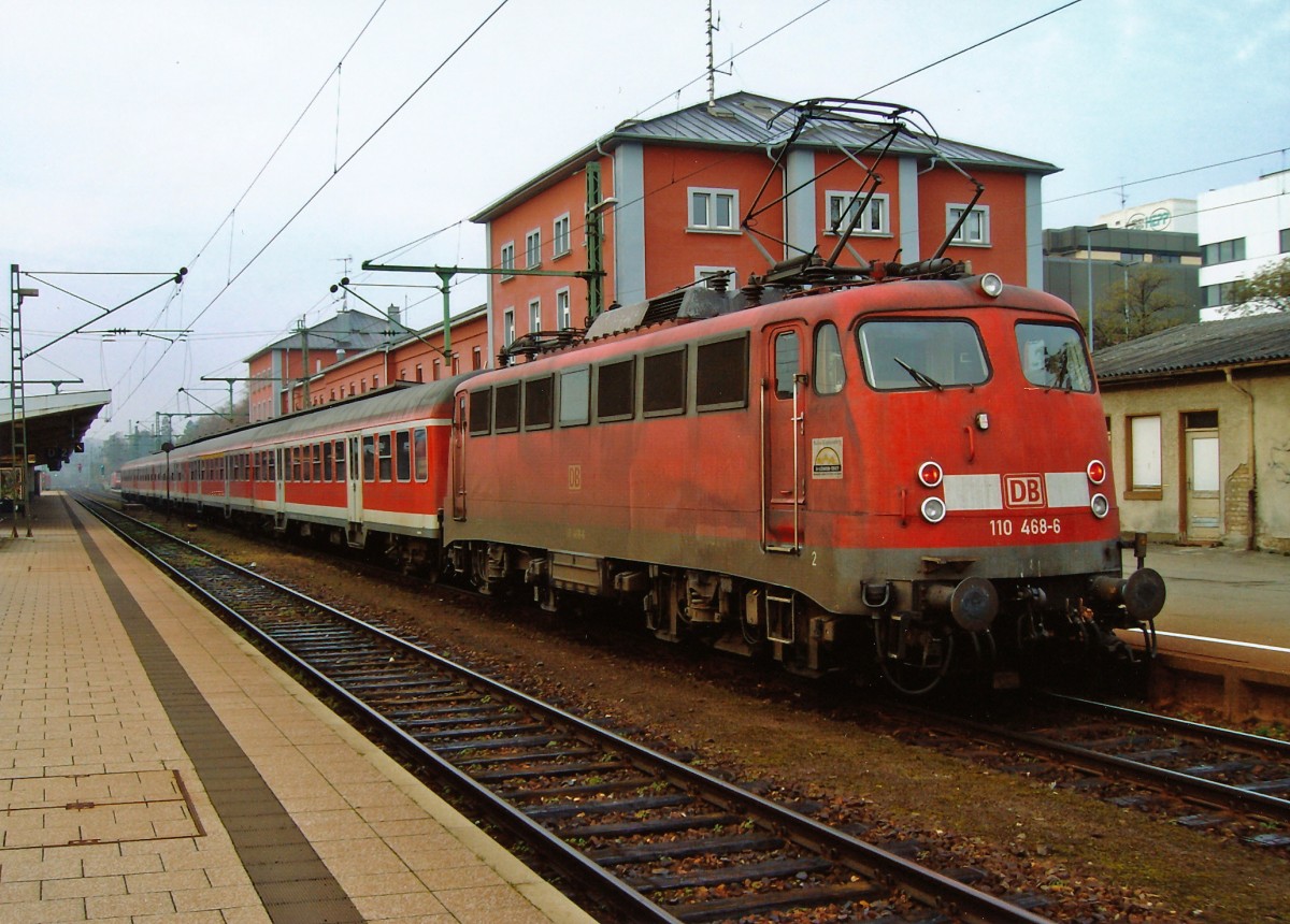 DB: Noch im Jahre 2006 verkehrte der RE Konstanz-Stuttgart mit Lokomotiven der BR 110. Am 11. November 2006 schob die DB 110 468-6 die alten Personenwagen nach Stuttgart. Die Aufnahme ist bei einem Zwischenhalt in Singen entstanden.
Foto: Walter Ruetsch